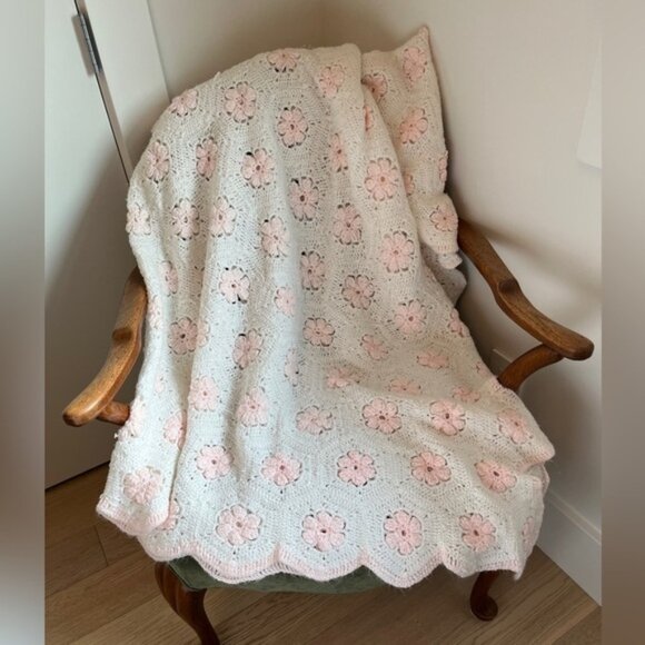 HAND MADE CROCHETED Cozy Blanket White Scalloped Edge Pink Flowers Cottagecore - Picture 7 of 13